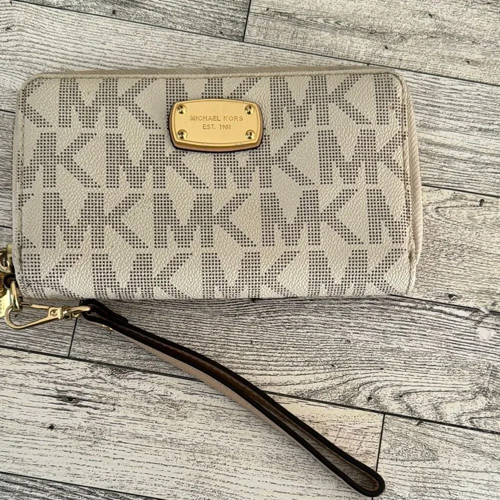 Michael Kors Cream and Tan Signature Satchel - Picture 15 of 17